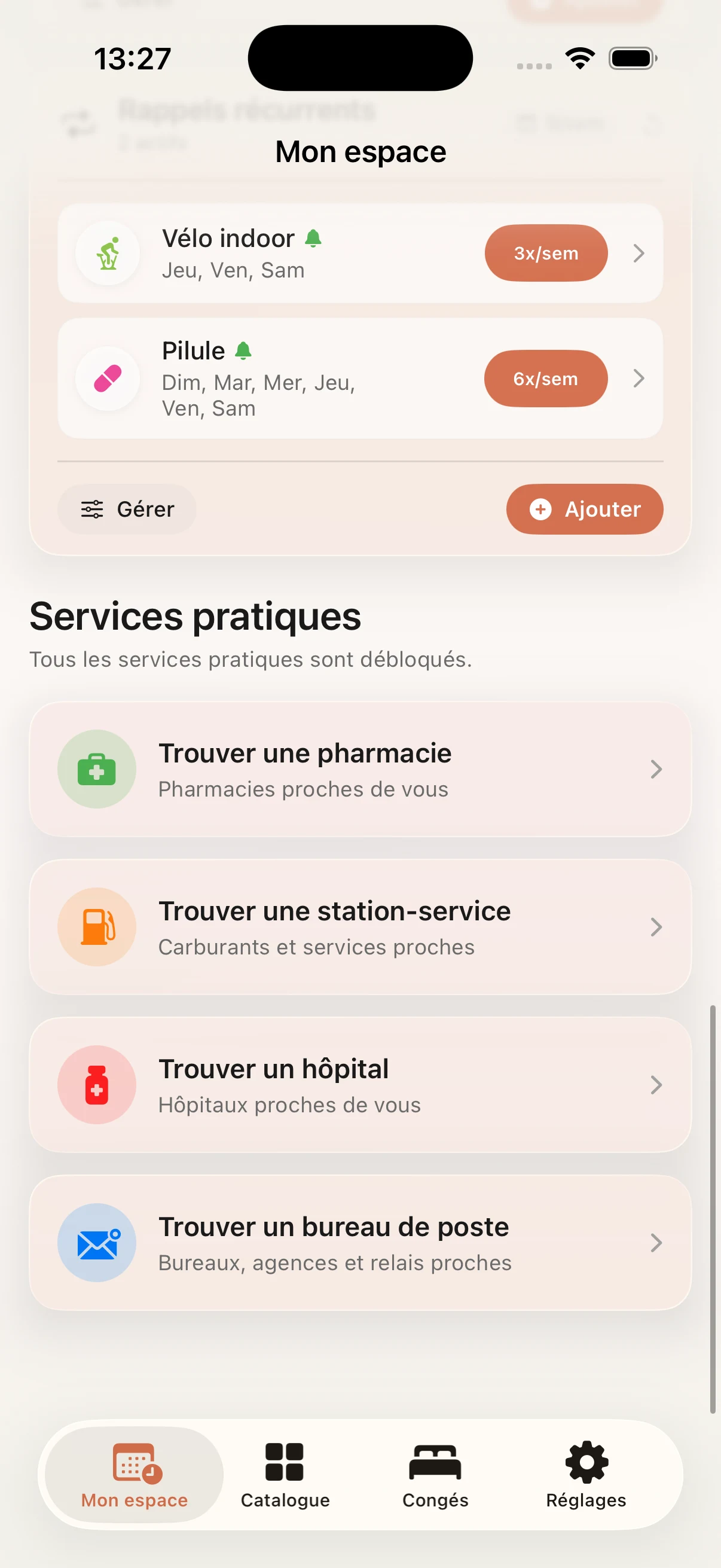 Services pratiques avec pharmacie, station-service, hôpital et La Poste